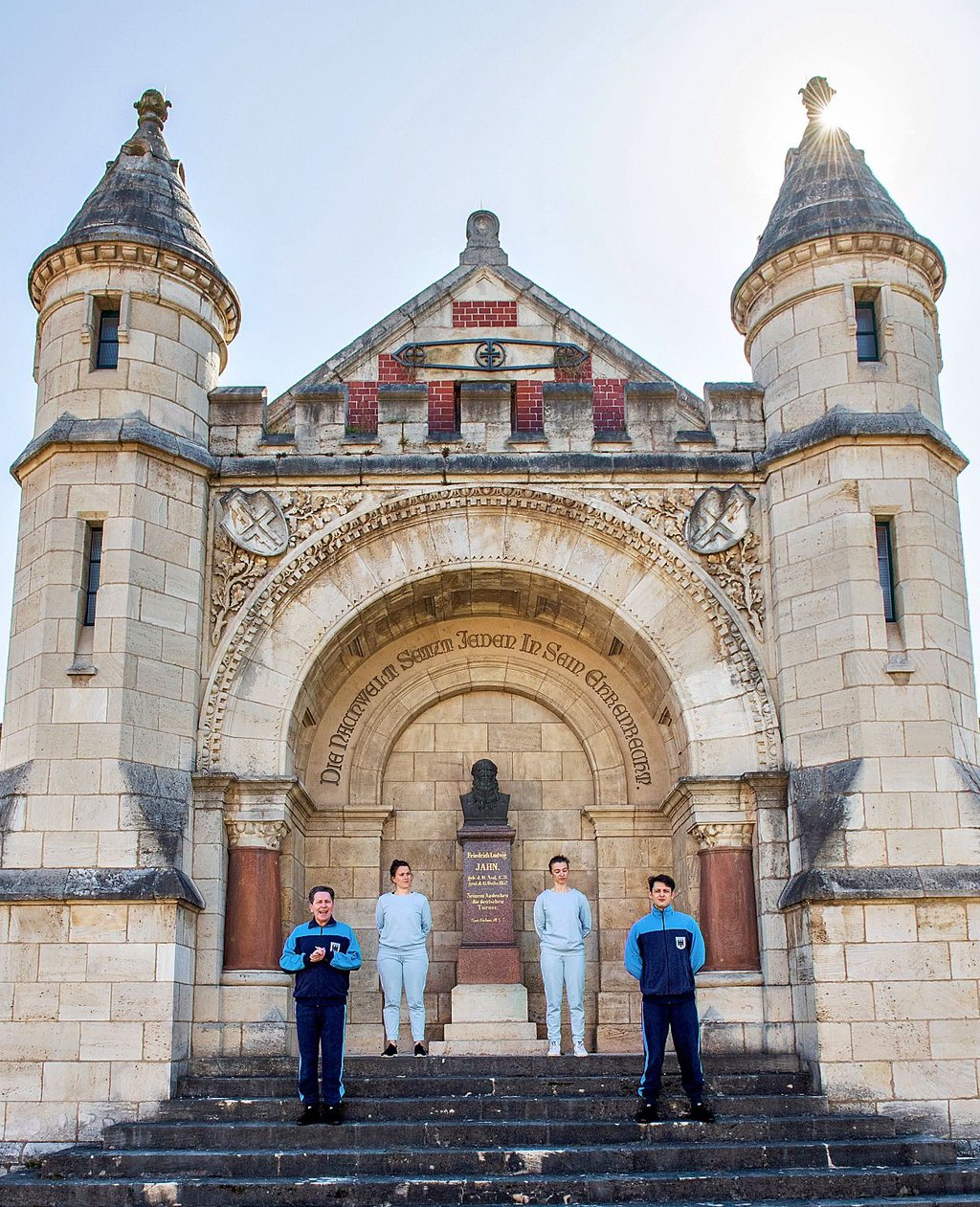 Sportlich - so kommt die 5. Auflage des Naumburger Theaterspaziergangs daher, der am Jahn-Denkmal in Freyburg mit den Schauspielern Ireneusz Rosinski (v.l.), Carolin Walker, Selena Bakalios und Enrico Riethmüller seinen Anfang nimmt.