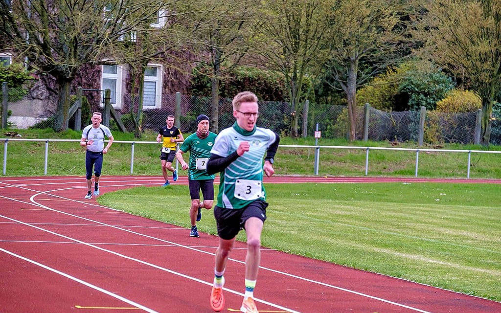 Erik Lutzmann gewinnt seinen Lauf bei der Kreismeisterschaft.