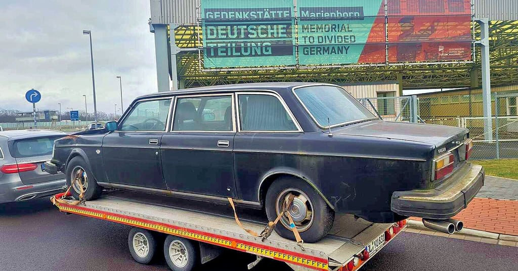 Ein Volvo der ehemaligen DDR-Regierungsflotte auf dem Weg von Hamburg nach Burg. Das Sondermodell, ein Oldtimer, wird künftig bei Christoph Bölke seinen Platz haben.