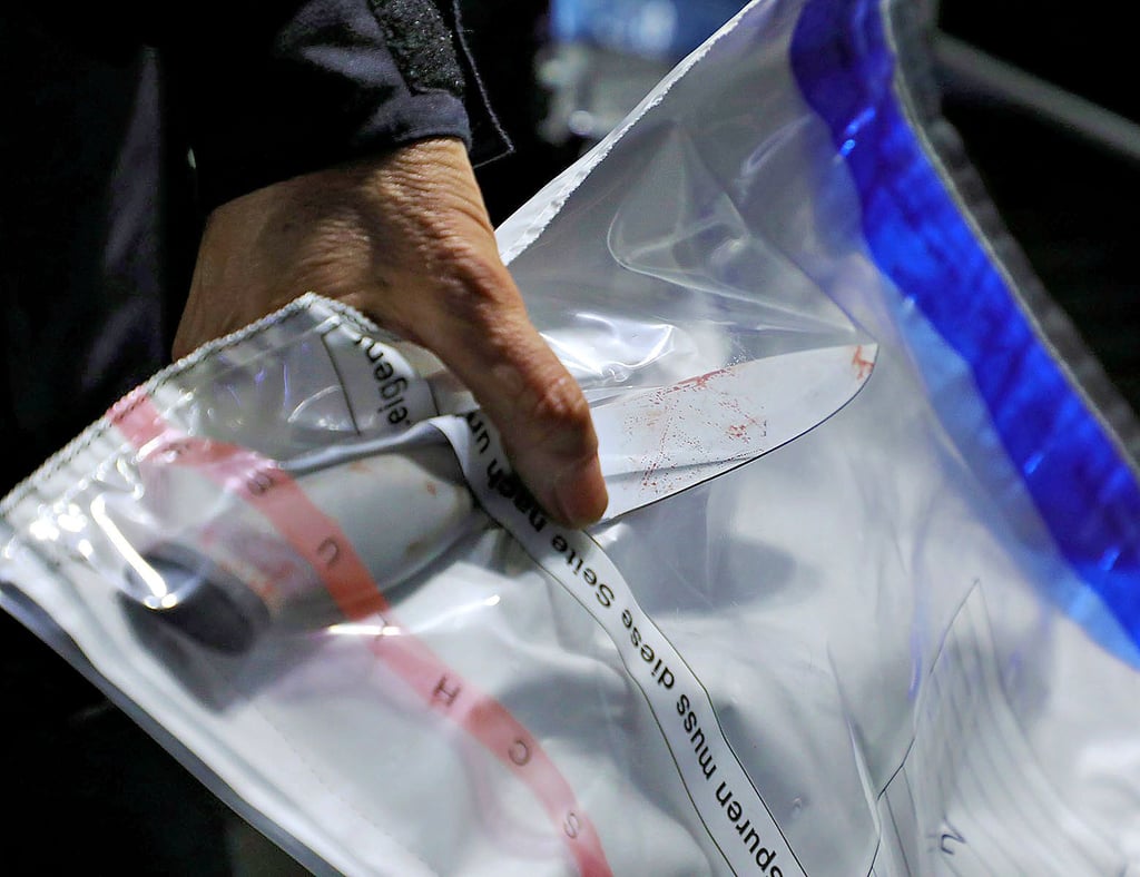 In Vorsfelde haben zwei junge Männer einen Einkaufsmarkt überfallen. Die Täter bedrohten die Verkäuferinnen mit einem Messer und flohen anschließend mit ihrer Beute.