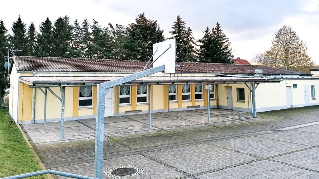 Zwischen die Pfosten, die das Vordach des Dorfgemeinschaftshauses von Neu Königsaue tragen, lassen sich Planen spannen.