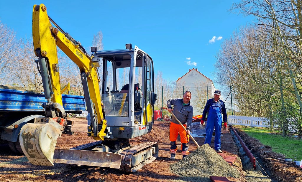 Seit kurzem sind auf dem Spiel- und Sportplatz am Ilsenburger Mahrholzberg Bauarbeiter im Einsatz. Unter anderem erhält der in die Jahre gekommene Bolzplatz eine neue Einfassung.