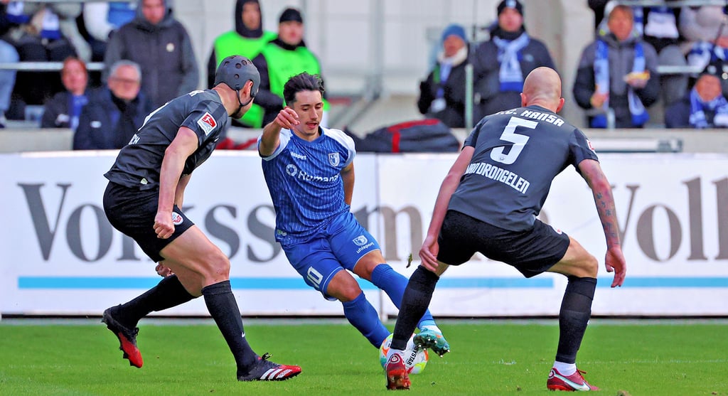 Stand in den letzten drei Spielen in der 2. Bundesliga beim 1. FC Magdeburg in der Startelf: Jason Ceka (M.), hier gegen Hansa Rostocks Damian Roßbach (l.) und Rick van Drongelen.