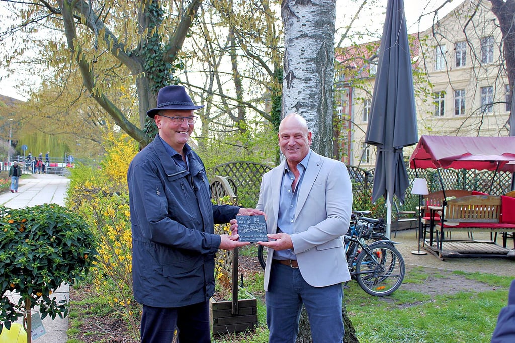 Jörg Finck (l.), Vorstandsmitglied der Bürgerstiftung, übergibt das Positivmodell der Stiftermedaille an Andreas Kirschner.