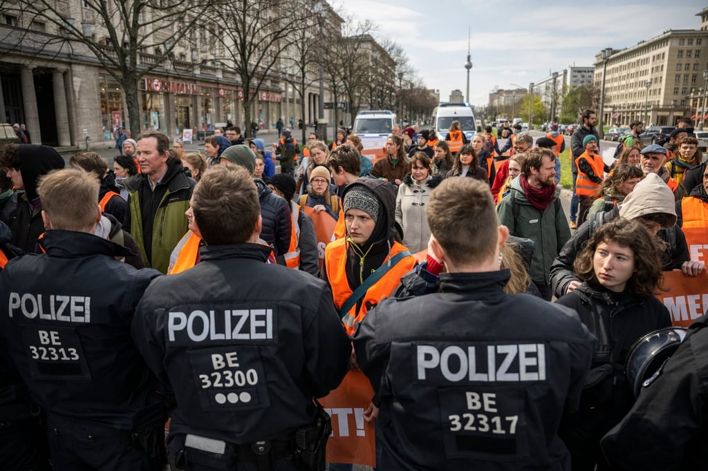 Polizisten und Teilnehmer des Protests stehen sich auf der Karl-Marx-Allee in Berlin gegenüber.