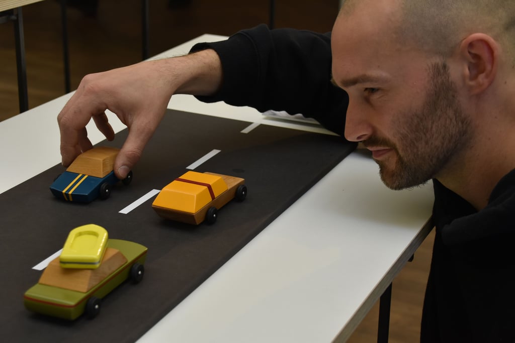 Spielzeug als Abbild der Wirklichkeit: Die Holzautos mit beweglichen Details gehören zur Masterarbeit von Burg-Mitarbeiter Martin Hensel.