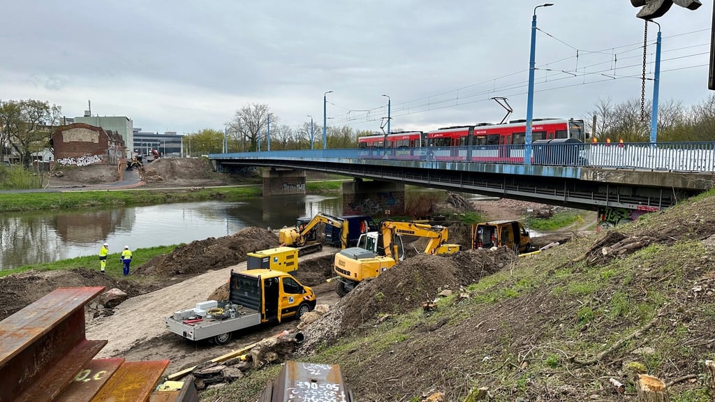 An der „alten“ Elisabethbrücke in Halle wird eine Gasleitung verlegt, die dem neuen Bauwerk sonst im Wege wäre.