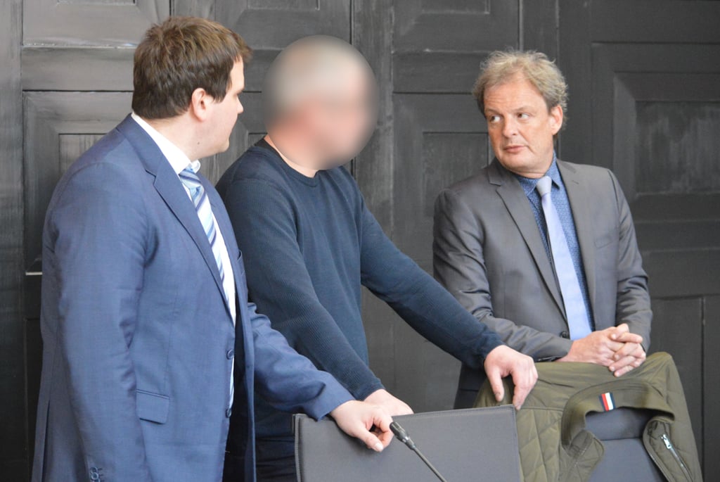 Der Verursacher des Unfalls während des Prozesses in Rudolstadt im Gespräch mit seinen Verteidigern.