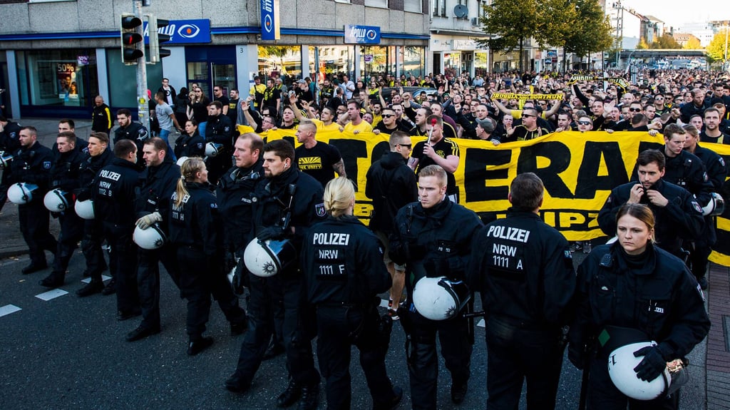 Polizeieskorte: ein Aufmarsch von BVB-Fans gegen RB Leipzigs Geschäftsmodell