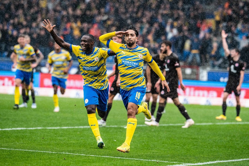 Braunschweigs Immanuel Pherai (r) jubelt mit Braunschweigs Anthony Ujah nach seinem Tor zum 2:1.