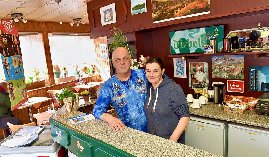 Renè Kludaß und Alexandra Tressel freuen sich auf Gäste in ihrem Imbiss in Mansfeld.