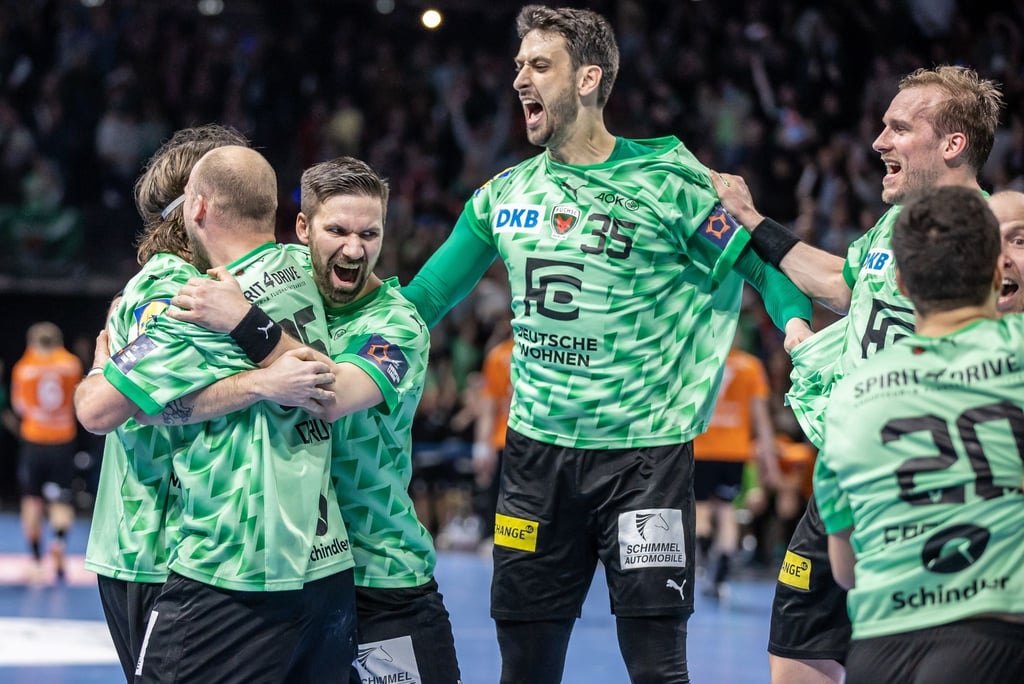 Berlins Jacob Tandrup Holm (l-r), Paul Drux, Fabian Wiede und Marko Kopljar jubeln nach dem Sieg.