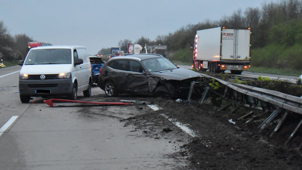 Auf der A14 krachten mehrere Autos ineinander, auch dieser BMW, der in der Mittelleitplanke zum Stehen kam.