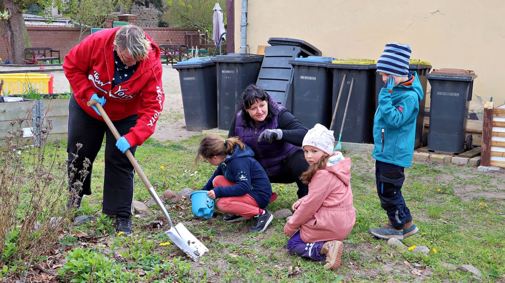 Im Advent-Kindergarten Hohenseeden stand ein rund vierstündiger Frühjahrsputz auf dem Programm. Foto: Bettina Schütze