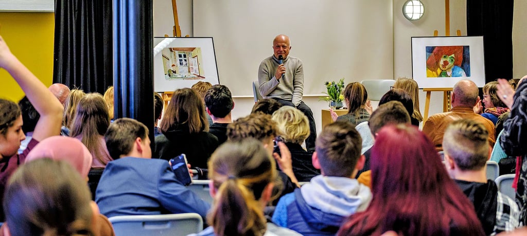 Yadegar Asisi stellt im Luther-Melanchthon-Gymnasium Wittenberg aus. Gut besucht war die Vernissage in der Aula.