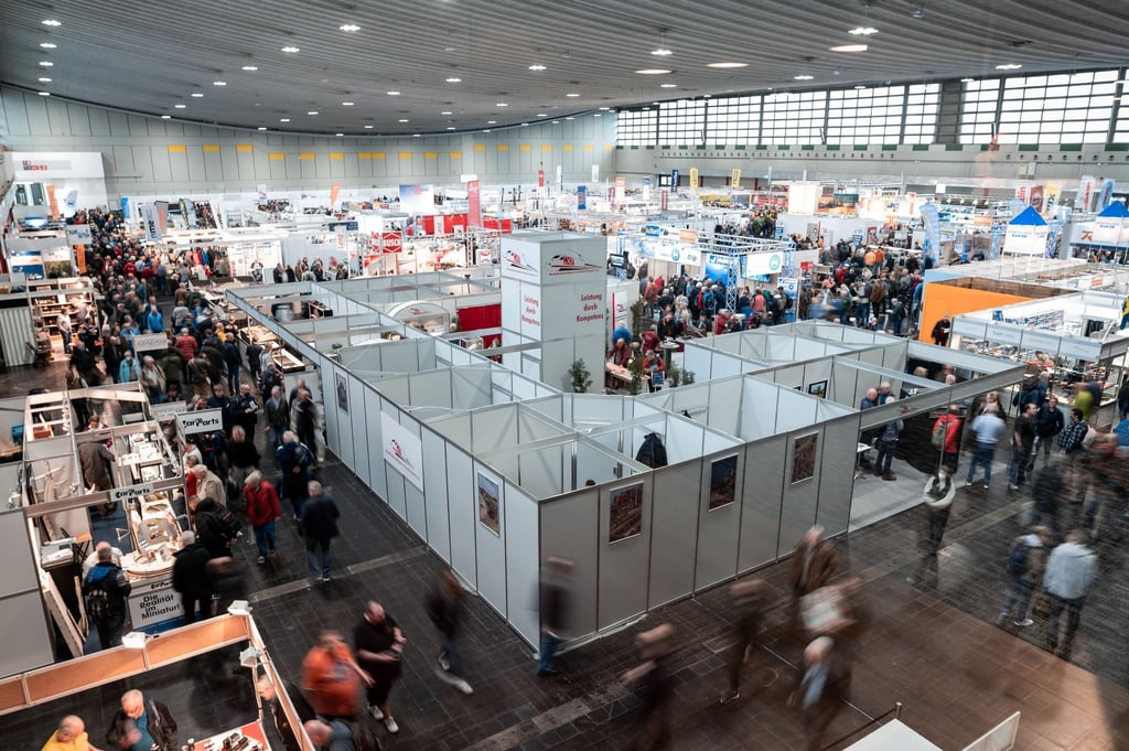 Besucher laufen durch die Messehalle. Die Besuchermesse Intermodellbau öffnet ihre Tore in Dortmund.