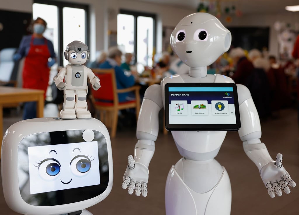 Der Pflegeroboter Yanny (l) und JAIme der Firma Beckerrobotics sind in einer unterfränkischen Tagespflegeeinrichtung im Einsatz.