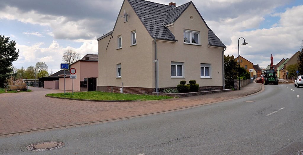 Die Uferstraße (l.) ist nur für Busse und Anlieger frei.