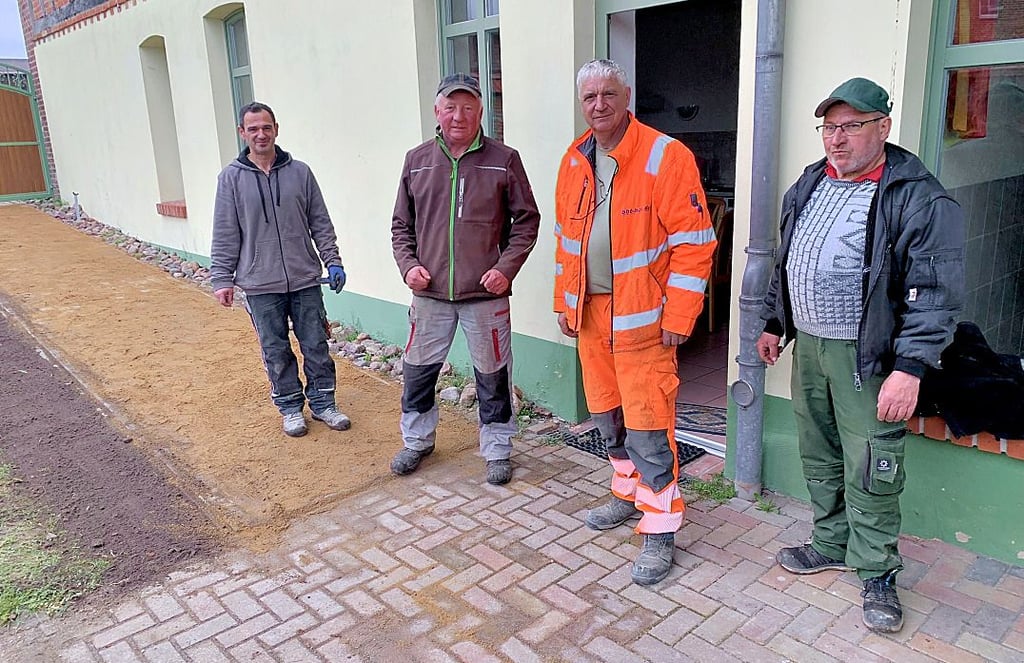 Diese vier Männer haben den Gehweg in Düsedau (Osterburg) selbst ertüchtigt (von links): Bernd Blume, Thorsten Löhr, Faton Maksutovski, Detlef Kränzel.