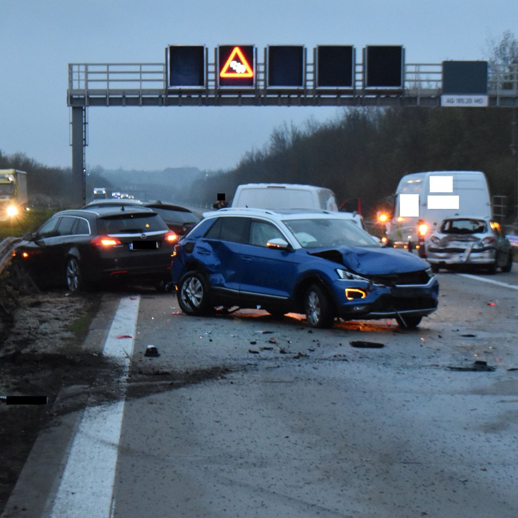 Bei einem schweren Unfall auf der A14 bei Magdeburg sind am Donnerstag vier Personen verletzt worden.
