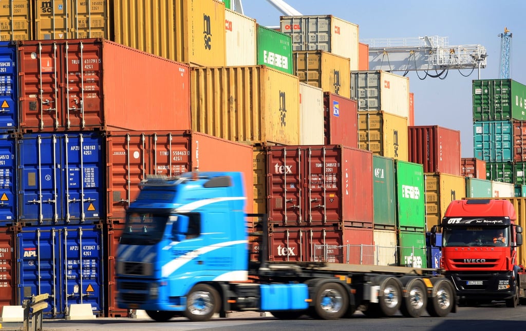 Am Duisburger Containerhafen werden Container verladen.