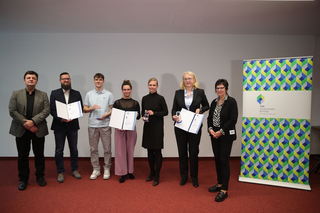 Thomas Brockmeier (IHK-Hauptgeschäftsführer), Christian Schlossarek und Louis Völkner (Navigo Proteins), Lisa Plöger und Karen Kolley (KVM ServicePlus Kunden- und Vertriebsmanagement), Christine Gering (Hotel Charlottenhof) sowie Kerstin Kühne (IHK-Vizepräsidentin). (v.l.)