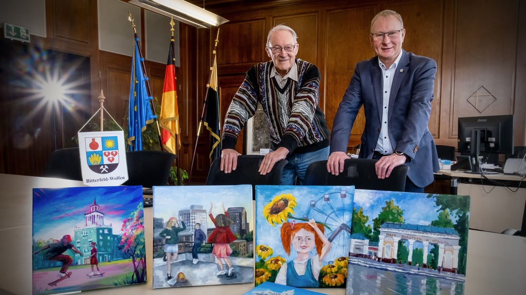 So sieht Dzerzhinsk sich selbst: Dietmar Mengel und Armin Schenk (v.li.) mit Bildern aus der russischen Partnerstadt von Bitterfeld-Wolfen