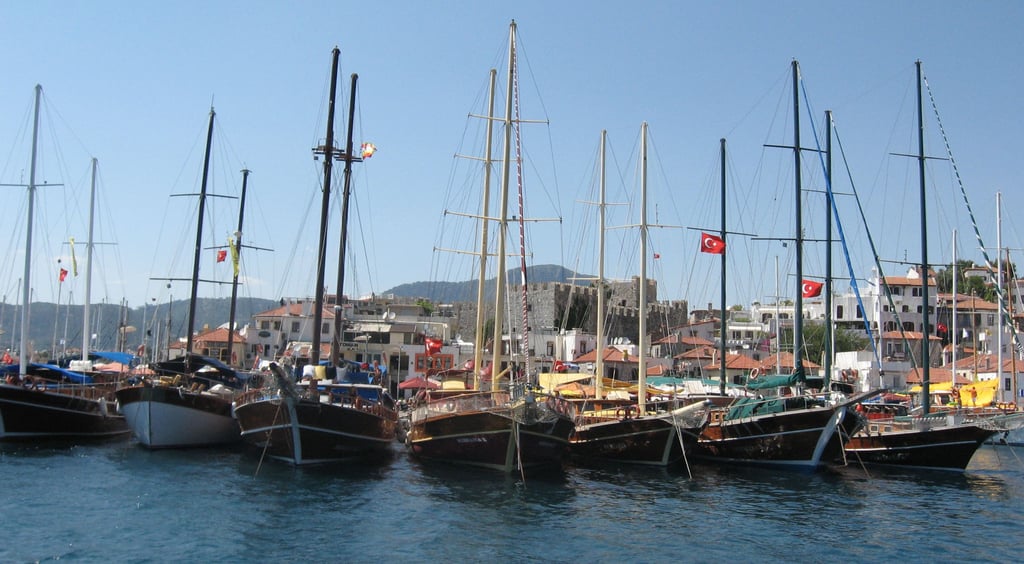 Im Hafen von Bodrum in der Türkei sind Gulets, die aus Holz gefertigten, dickbauchiger, meist zweimastigen Motor-Segler, starklart für Blaue Reisen. Die Schiffsfahrten auf dem Mittelmeer sichd auch bei Urlaubern aus Sachsen-Anhalt sehr beliebt.