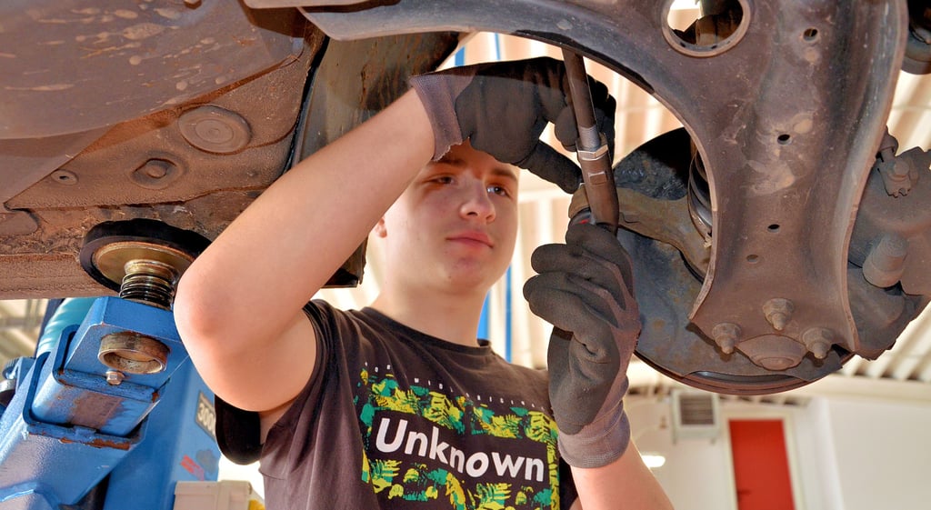 Justin Müller hat im Dezember eine Ausbildung zum Mechatroniker bei Autoengel Schladitz begonnen. Eigentlich wollte Ingo Schladitz keinen weiteren Azubi mehr ausbilden. Die letzen gemachten Erfahrungen haben dabei eine wesentliche Rolle gespielt.