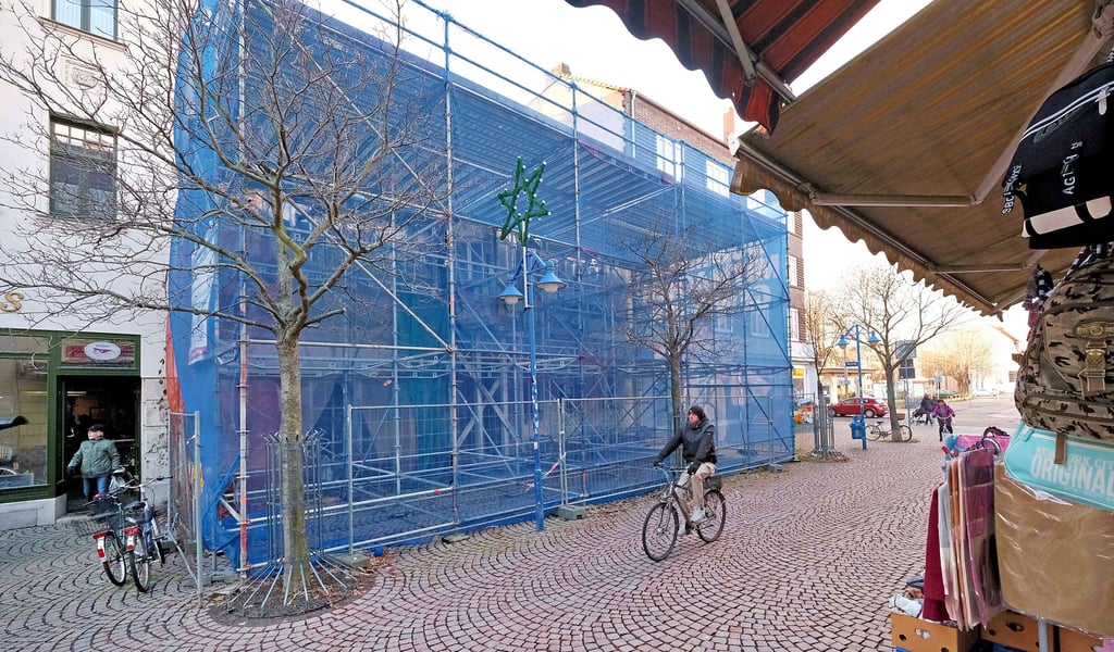 Bloß das Gerüst hät es noch aufrecht: Noch in diesem Jahr soll das völlig desolate Reuterhaus in der Burgstraße abgerissen werden. Der Start des Neubaus wird für 2024 erhofft.