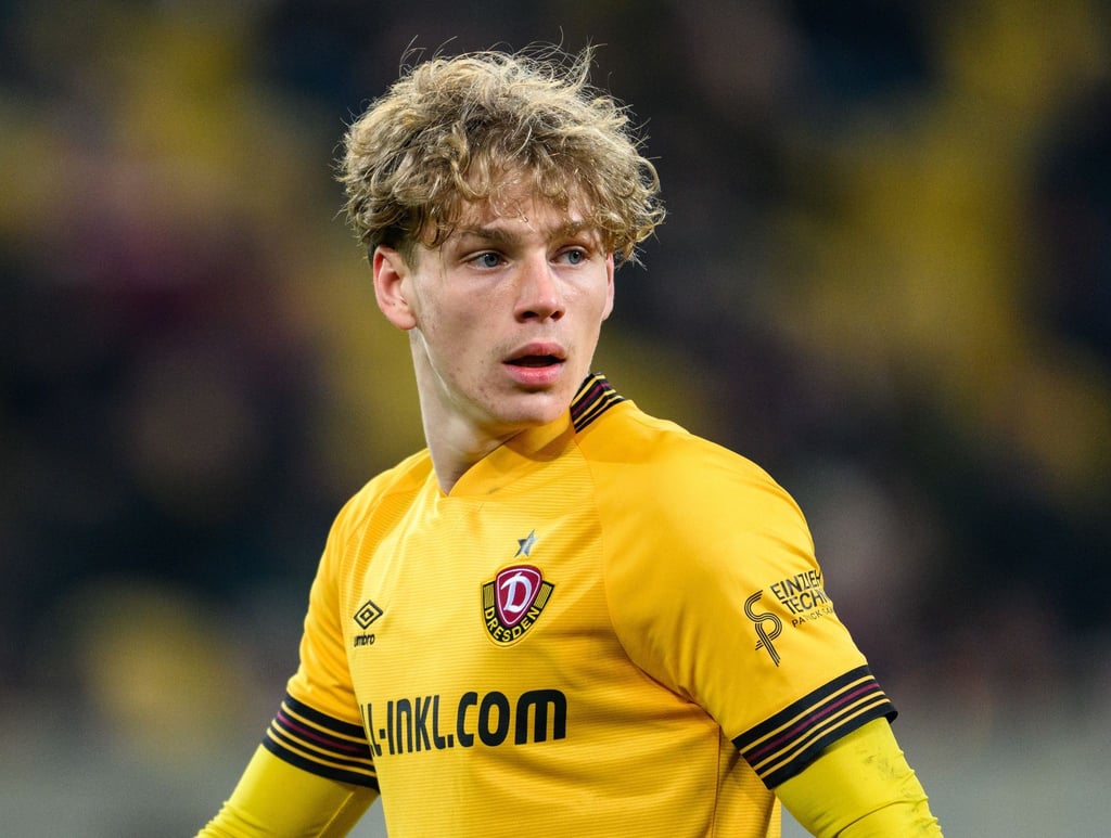 Dynamos Jonas Oehmichen steht auf dem Feld.
