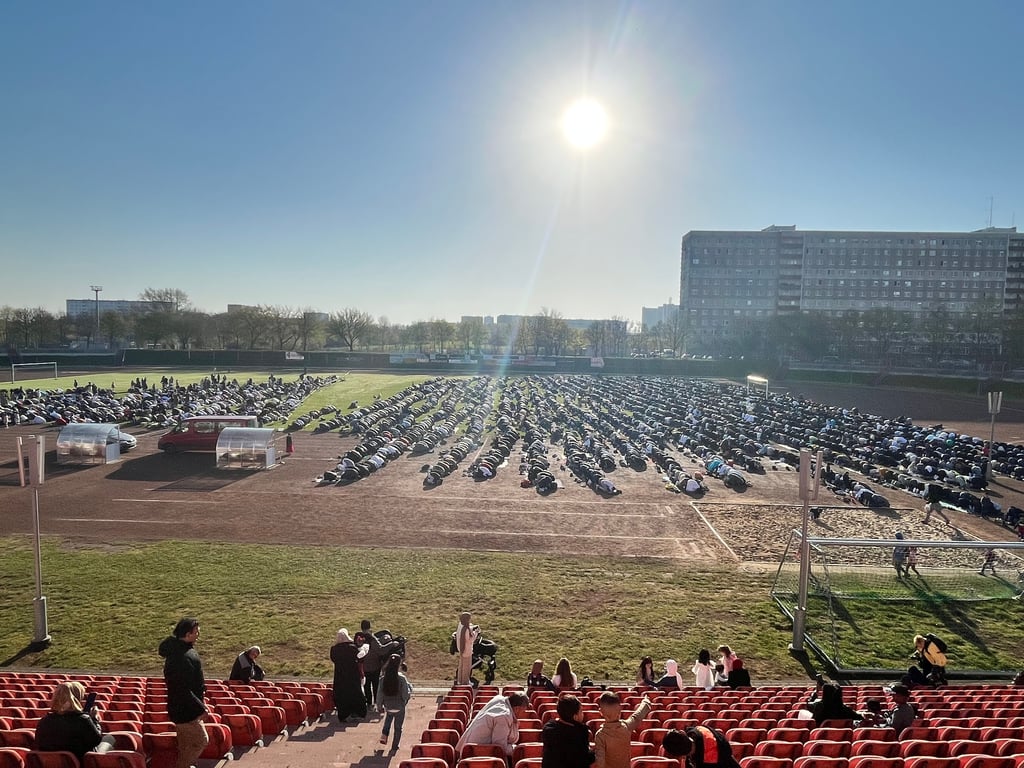 Tausende Muslime feierten Freitag in Neustadt das Ende der Fastenzeit. Aus Platzgründen zogen die Gläubigen in das Stadion.