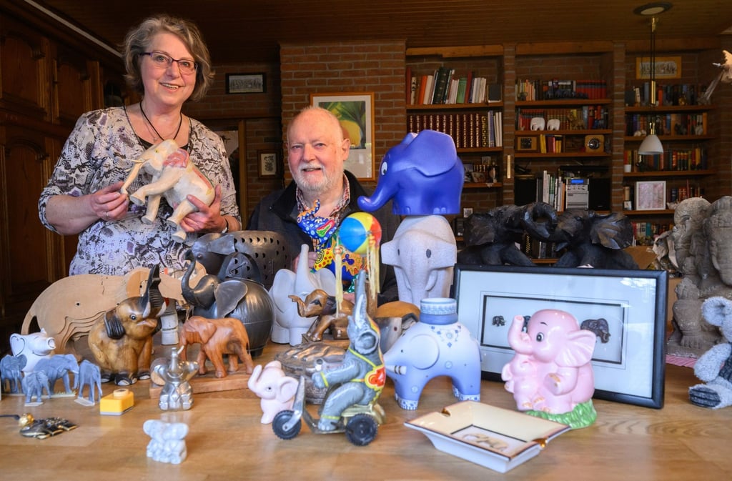 Ursel und Detlef Koht zeigen einen Teil ihrer Elefantensammlung.