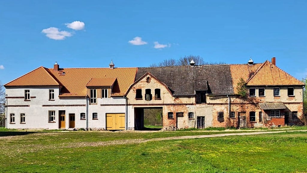 Die Frühlingssonne setzt es besonders schön in Szene: Das Torhaus des Gutshofes Lindstedt erstrahlt seit Kurzem in neuem Glanz, der westliche Flügel des Gebäudes wurde aufwendig saniert, bekam unter anderem ein neues Dach, Fenster, Türen und Putz.