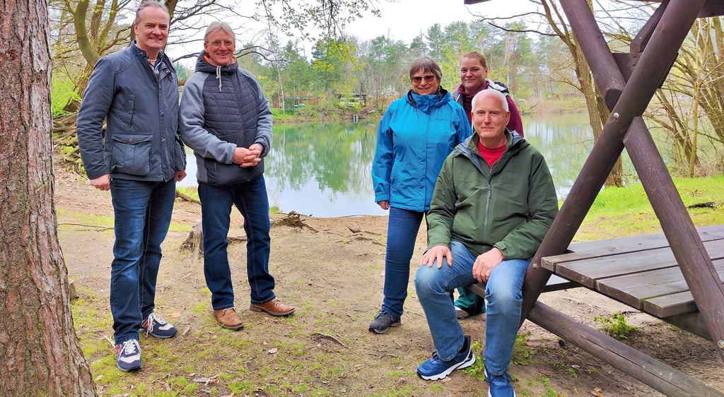 Anlieger des Kolumbussees bei Plötzky um Holger Wald (Zweiter von links) hoffen, dass sie auch in Zukunft zu Erholungszwecken an den Kolumbussee kommen können. Sie fürchten, dass es bei einem Verkauf des Geländes, zu Massentourismus kommen könnte.