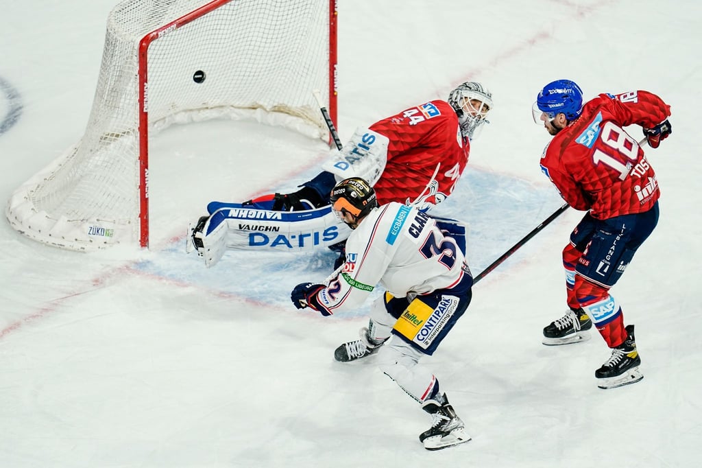 Berlins Kevin Clark (l) schießt an Mannheims Torwart Dennis Endras vorbei das Tor zum 0:4.