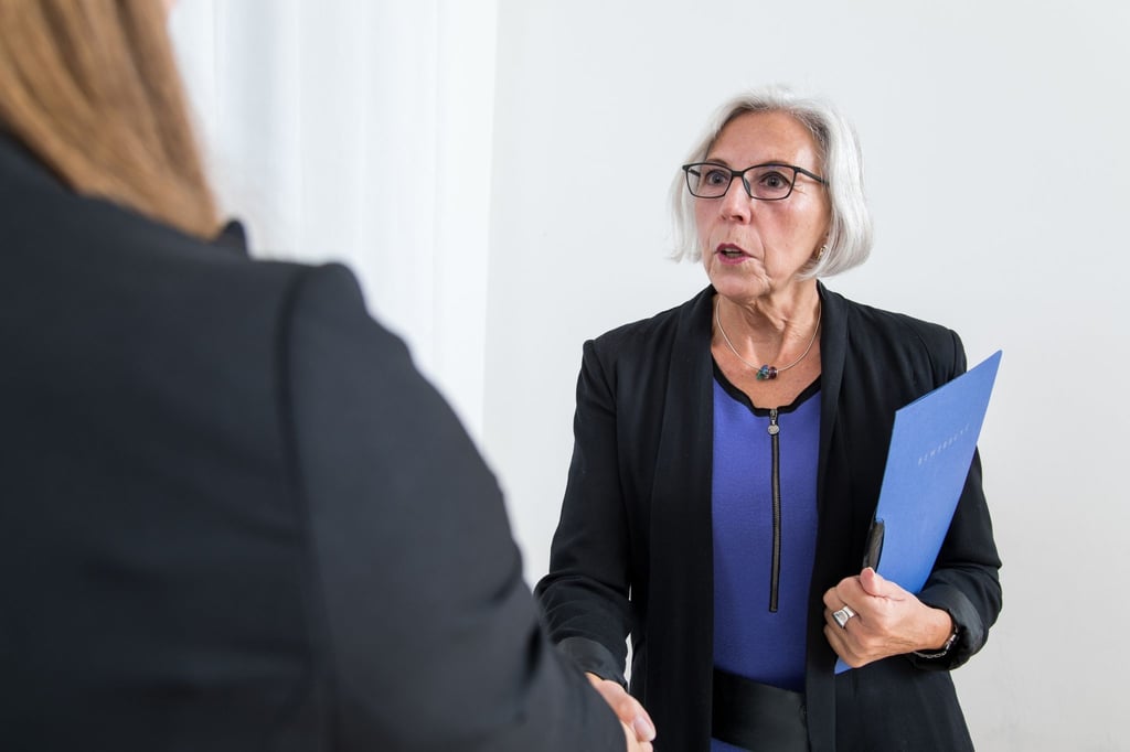 Viele Erwerbstätige über 50 wollen sich weiterbilden. Vor allem bei IT-Kenntnissen haben einige das Gefühl, dass ihnen jüngere Kollegen und Kolleginnen überlegen sind.