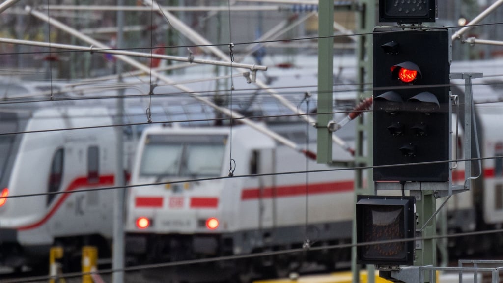 Auch in Sachsen-Anhalt sorgt der EVG-Warnstreik bei der Bahn für Behinderungen.