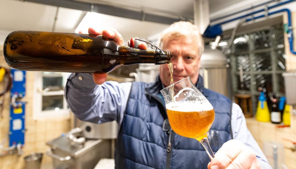 Kai Beitzer kontrolliert sein selbstgebrautes Bier. Er braut Bier in einem alten Schlachtraum.