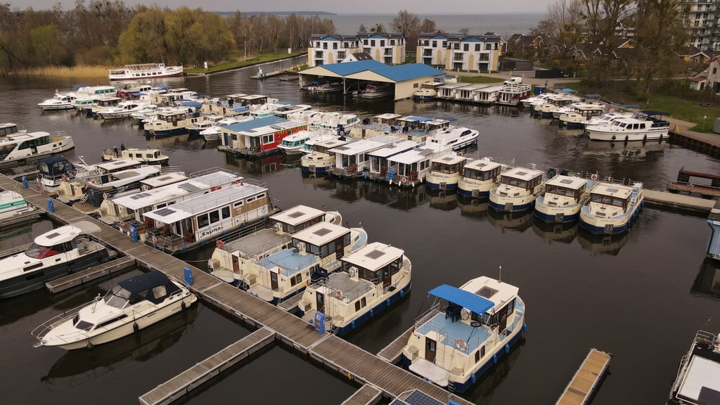 In der Müritz Marina von Kuhnle Tours liegen Hausboote und Gastlieger für die neue Saison bereit, im Hintergrund das Hafendorf Müritz. Die Saison der Wassertouristen startet in diesen Tagen.