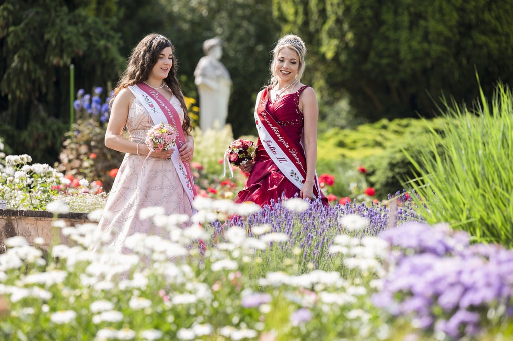 Auch die Rosenprinzessin Leni I und die Rosenkönigin Julia II werden im Rosarium vorbei schauen.