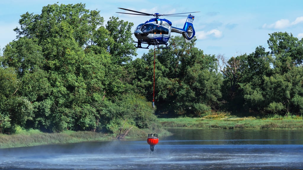 Der Polizeihubschrauber „Ikarus“ wird am Samstag während der Großübung eingesetzt und soll Wasser zum Löschen aus dem Heidesee holen.