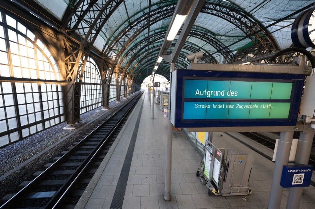 Mit bundesweiten Warnstreiks hat die Eisenbahn- und Verkehrsgewerkschaft EVG Teile des öffentlichen Verkehrs lahmgelegt.