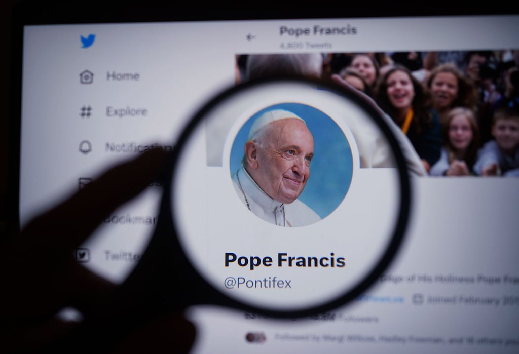 Selbst Papst Franziskus wurde das blaue Häkchen genommen - er ist offenbar kein zahlender Abo-Kunde.