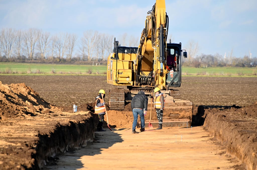 Bagger auf der künftigen Intel-Baustelle im Bereich Eulenberg. Archäologen sind dort Anfang des Jahres 2023 im Einsatz.