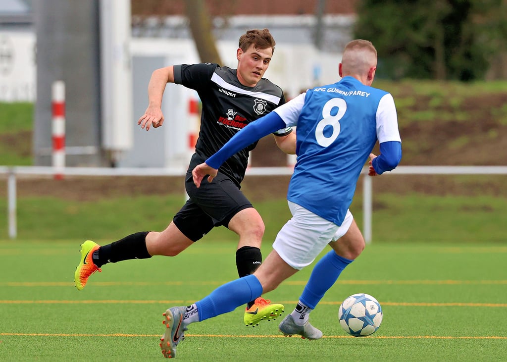 Ist mit dem VfB Ottersleben in der Fußball-Landesliga Nord als Tabellenführer auf einem guten Weg: Ole-Nils Bergner (l.), hier gegen Robert Döbberthin von der SG Güsen/Parey.