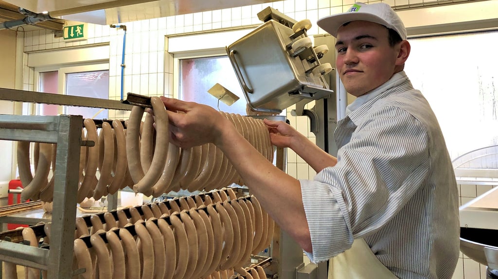 Aaron Gärtner aus Schlagenthin ist Auszubildender im dritten Lehrjahr in der Landfleischerei Ferchland.