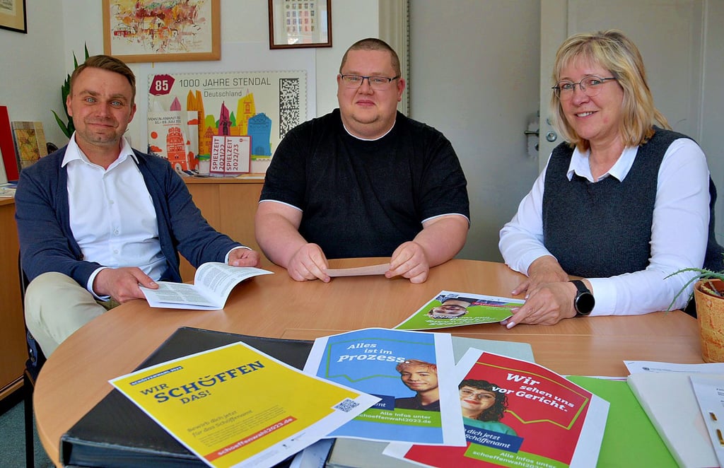 Philipp Krüger (von links), Stefan Ludwig und Sylvia Fried, Mitarbeiter der Stadtverwaltung Stendal, werben aus eigener Erfahrung gern für das Schöffenamt.
