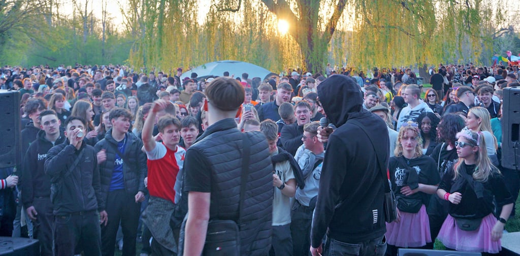 Dröhnende Hip-Hop-Beats vor tanzender Meute: Halles Abiturienten feierten am Freitag ihren letzten Schultag.