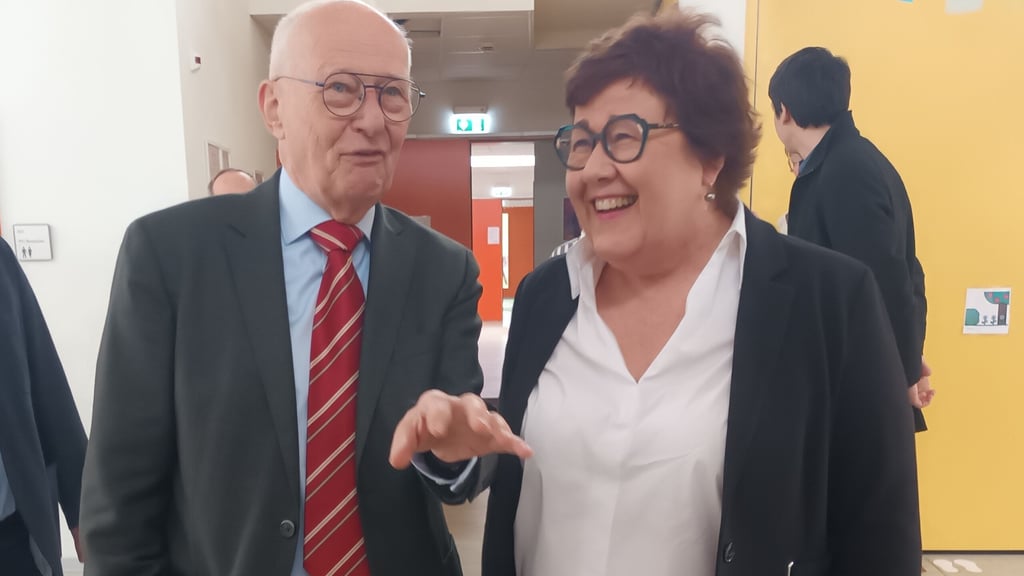 Elimar Brandt und Petra Grimme-Benne beim Besuch der Kindertagesstätte "Leicht-Sinn" auf dem Gelände der Borghardt Stiftung in Stendal.